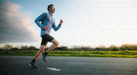Persona che corre con auricolari open-ear