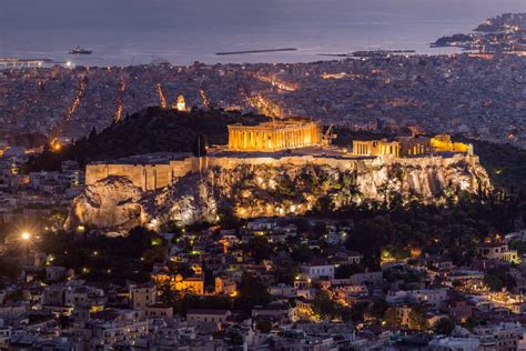 Panorama di Atene con l'Acropoli in lontananza e monopattini elettrici in primo piano