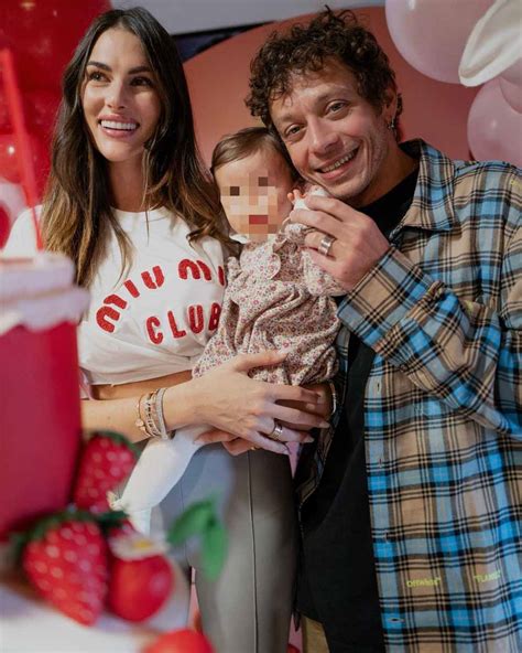 Valentino Rossi e Francesca Sofia Novello con la figlia neonata