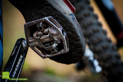 Pedali HT X1 montati su una bicicletta da enduro