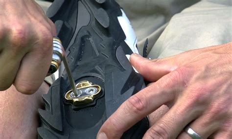 Dettaglio delle tacchette X1 montate su una scarpa da mountain bike