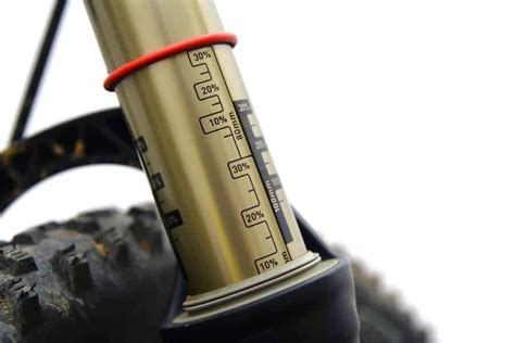 Illustrazione che mostra come misurare il sag su una forcella MTB