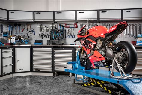 Moto motard in officina