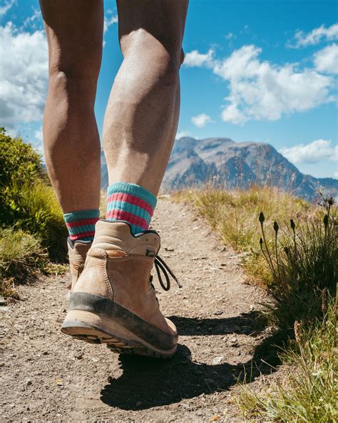 Persona che cammina su un sentiero pianeggiante