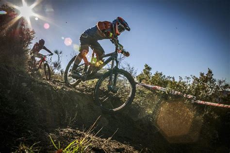 Mountain biker in azione su un sentiero tecnico di enduro