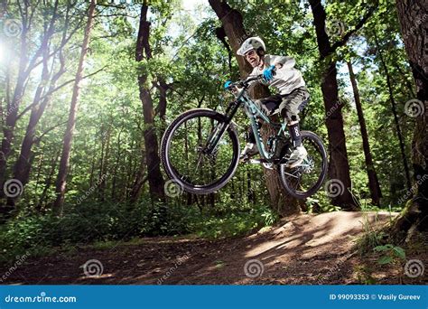 Ciclista in azione su una mountain bike