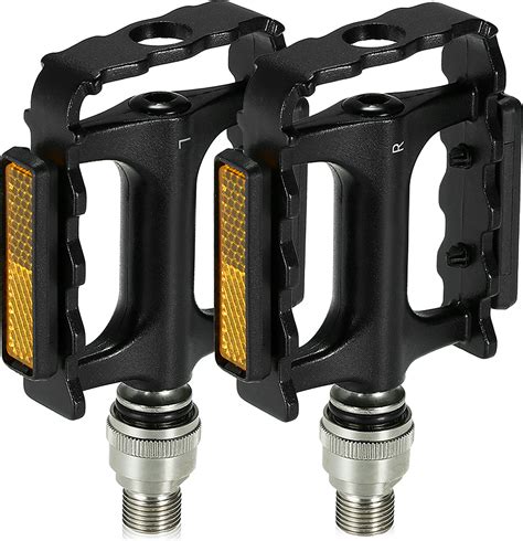 Bicicletta gravel con pedali a sgancio rapido