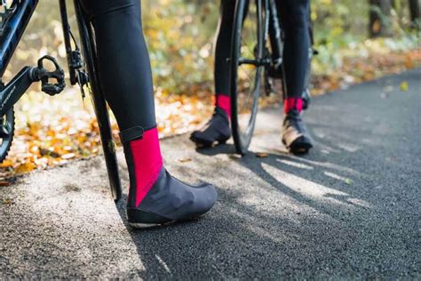 Ciclista con copriscarpe invernali in azione