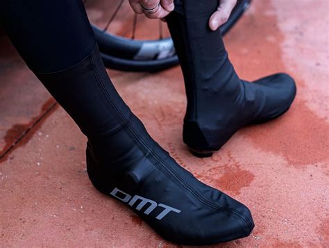 Ciclista che indossa copriscarpe invernali
