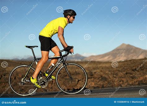 Ciclista su strada che pedala