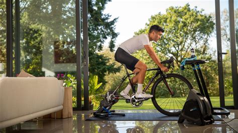 Ciclista su uno smart-trainer in un ambiente domestico