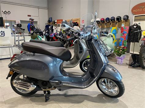 Concessionario Piaggio con diversi modelli di scooter e moto in esposizione