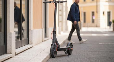 Monopattino elettrico in ambiente urbano