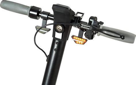 Indicatore batteria a LED su manubrio monopattino