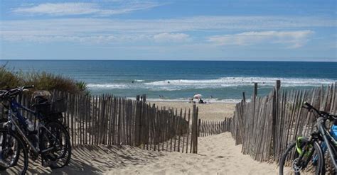 Ciclisti lungo la costa atlantica francese
