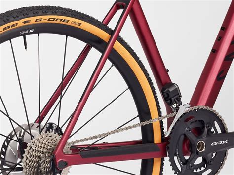 Bici Gravel con copertoni larghi su un percorso misto