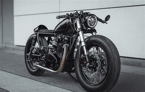 Telaietto Kappa TMT montato su una moto cafe racer