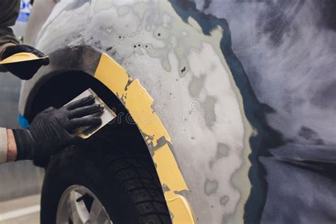 Tecnico che controlla la verniciatura di una carena