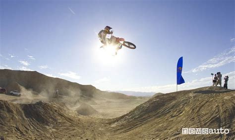 Moto da cross in azione su una pista di sabbia