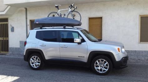 Jeep Renegade con box da tetto montato
