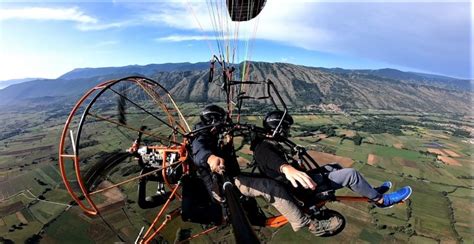 Paramotore biposto in volo sopra il mare