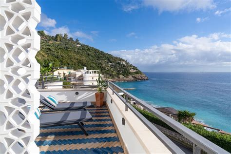 Vista aerea di una costa con il mare blu e il paramotore in volo