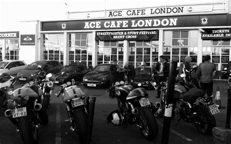 Giovani Rockers con le loro motociclette davanti a un Ace Cafe a Londra negli anni '60
