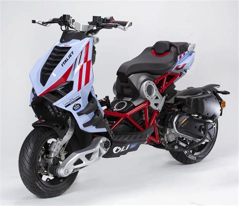 Scooter con scarico sportivo personalizzato