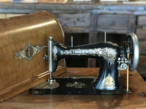 Meccanismo interno di una macchina da cucire a pedale d'epoca
