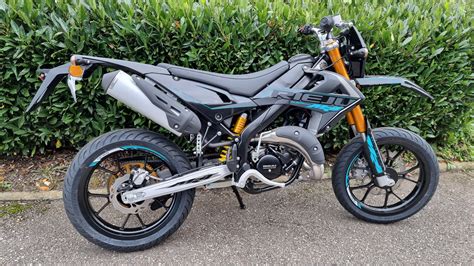 giovane su moto 50cc