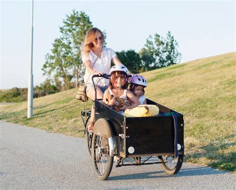 famiglia su una cargo bike