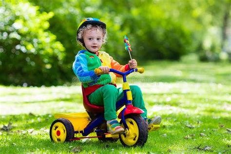 bambino su un triciclo colorato