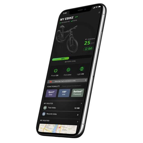 Ciclista che utilizza l'app Ananda Ride su uno smartphone