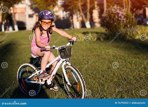 Bambino che pedala su una bicicletta Atala