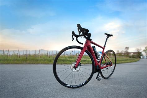 Bicicletta da strada con design elegante e ciclista sportivo