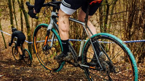 Bicicletta da ciclocross su un sentiero sterrato