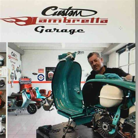 Collezionista Lambretta nel garage