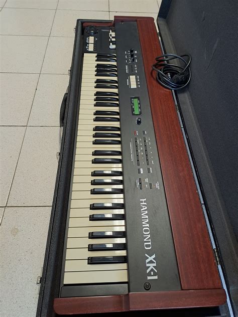 Drawbar fisici su un organo Yamaha