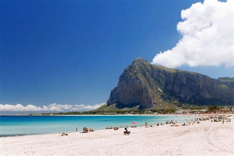 La spiaggia di San Vito Lo Capo con il Monte Monaco sullo sfondo