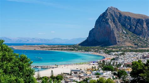 Persone che praticano windsurf a San Vito Lo Capo