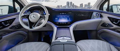 Mercedes EQS interni e display iperscreen