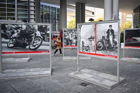 ritratti e atmosfera della mostra Moto Guzzi