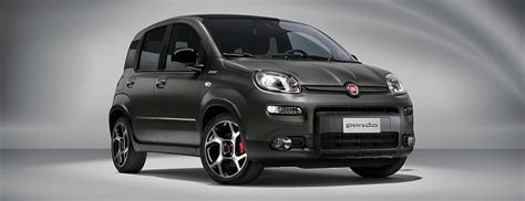 Fiat Panda pronta a immettersi sulla strada durante la volata (descrizione immagine: auto entra in strada poco prima dell’arrivo)