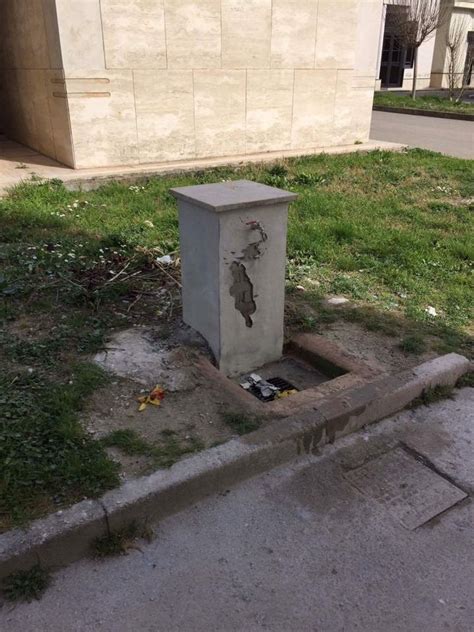fontana nel cimitero e spazi per ciclisti