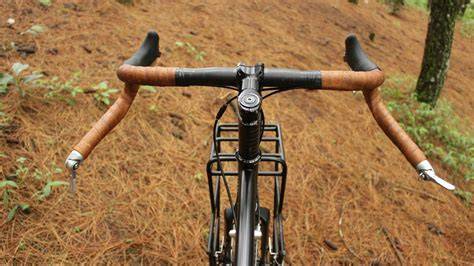 manubrio drop con appendici su bici ibrida