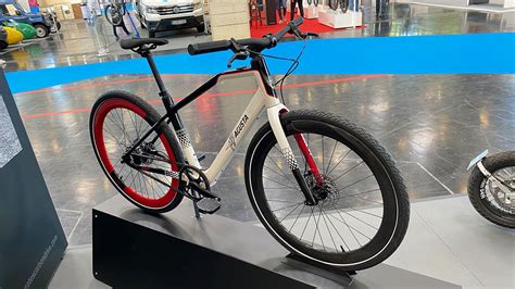 Dettaglio di una e-bike italiana moderna