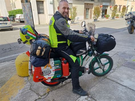 Domenico Faraci con il suo Piaggio SI restaurato