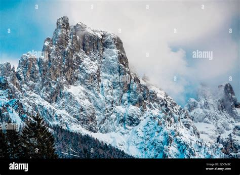 Montagne innevate con sentieri MTB