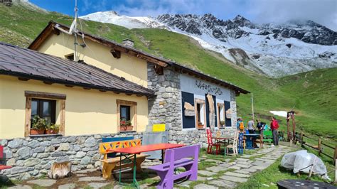 Rifugio di montagna con sentiero MTB