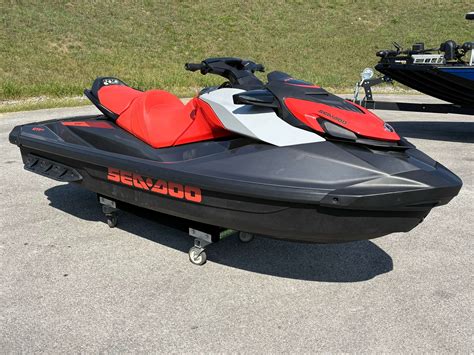 Sea-Doo GTI in navigazione con sfondo di costa